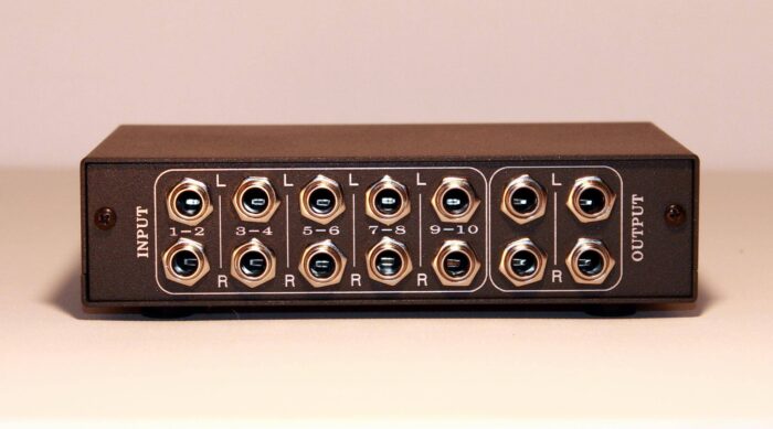 10 input mixer UAD Apollo X8 mini mixer TRS 10 input summing box