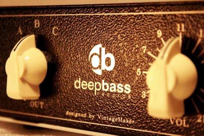 deepbass studio switcher studio desktop switch switcher box Avantone, Focal, JBL, KRK, M-Audio, Neumann, Presonus, Swissonic, Yamaha, Genelec, PSI Audio, KS Digital, Dynaudio, Subzero, IK Multimedia