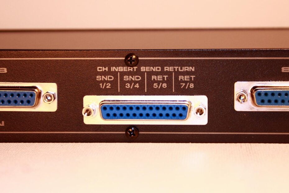 16-ch 2-BUS Summing Mixer - 4 x Master Insert