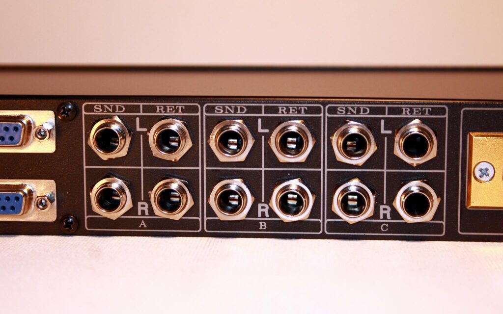 24 Input Summing Mixer 3 x Stereo Insert 8 x Mono Switch