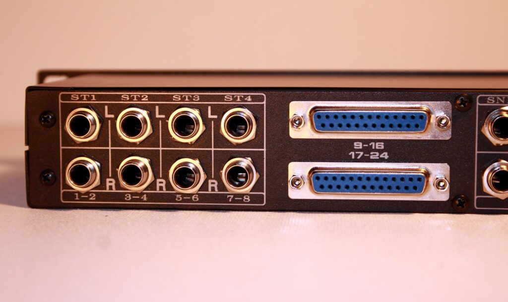 24 Input Summing Mixer 3 x Stereo Insert 8 x Mono Switch