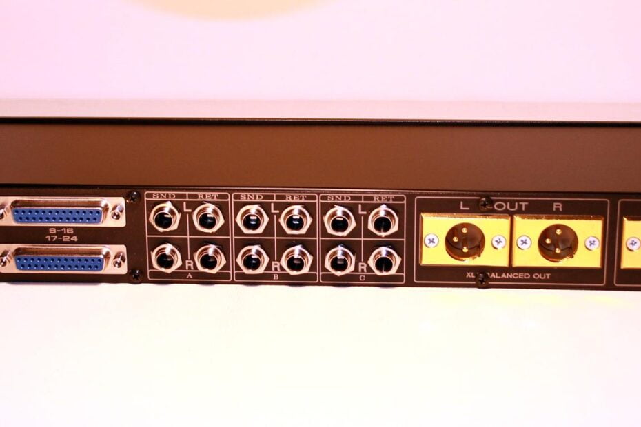 24 Input Summing Mixer 3 x Stereo Insert 8 x Mono Switch