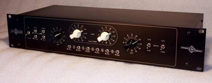 Built In Monitor Out Control 24 CH Insert Master Insert analog summing mixer Built In Monitor Out Control 24 CH Insert Master Insert analog summing mixer